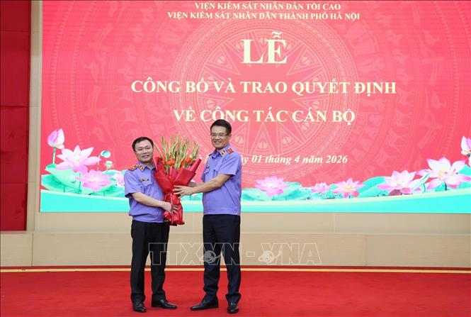 Viện trưởng VKSND Tối cao Nguyễn Huy Tiến tặng hoa chúc mừng đồng chí Đào Thịnh Cường (nguyên Viện trưởng VKSND thành phố Hà Nội) nhận cương vị Vụ trưởng Vụ Công tố và kiểm sát điều tra án kinh tế, tham nhũng - Vụ 3, VKSND Tối cao. Ảnh: Kim Anh – TTXVN