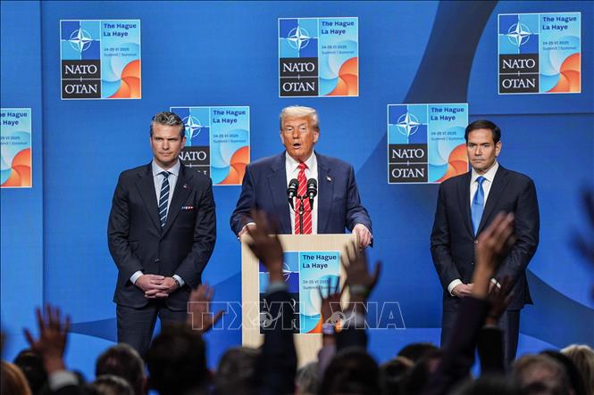 Tổng thống Mỹ Donald Trump (giữa) trong cuộc họp báo sau khi dự Hội nghị thượng đỉnh NATO ở Lahay, Hà Lan, ngày 25/6/2025. Ảnh: THX/TTXVN