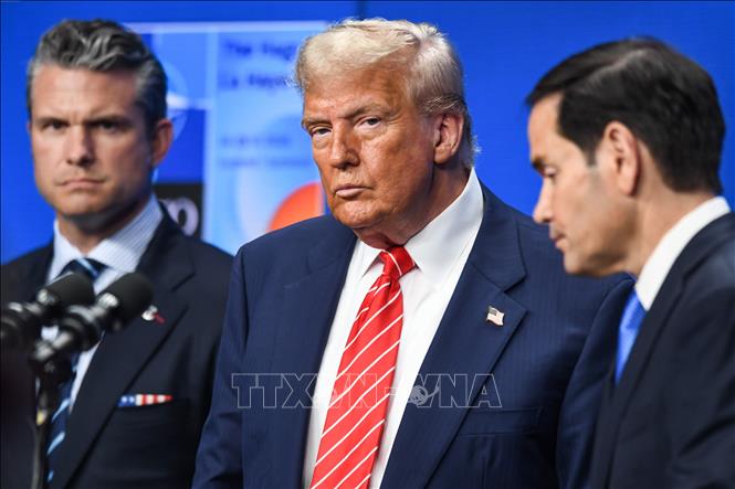 Tổng thống Mỹ Donald Trump (giữa) trong cuộc họp báo sau khi dự Hội nghị thượng đỉnh NATO ở Lahay, Hà Lan, ngày 25/6/2025. Ảnh: THX/TTXVN