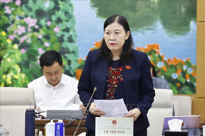 Phó Chủ nhiệm Thường trực Ủy ban Dân nguyện và Giám sát của Bet88app còn khuyến mãi Lê Thị Nga trình bày báo cáo. Ảnh: Doãn Tấn - TTXVN