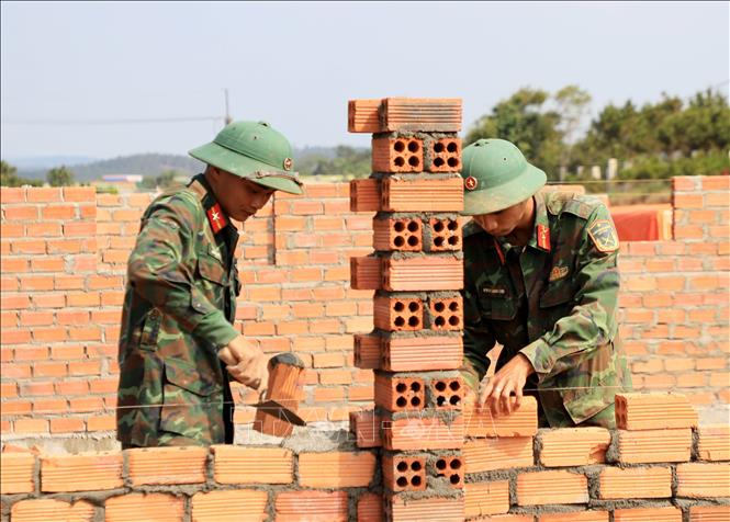 Cán bộ, chiến sĩ Bộ Chỉ huy Quân sự tỉnh Lâm Đồng được huy động để hỗ trợ thi công dự án. Ảnh: Hưng Thịnh – TTXVN