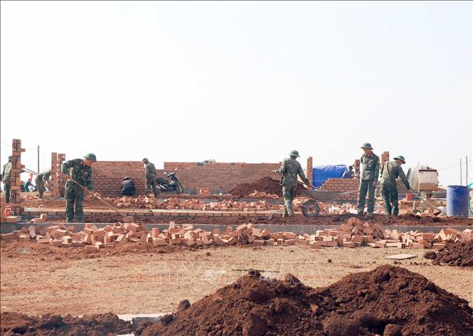 Cán bộ, chiến sĩ Bộ Chỉ huy Quân sự tỉnh Lâm Đồng được huy động để hỗ trợ thi công dự án. Ảnh: Hưng Thịnh – TTXVN