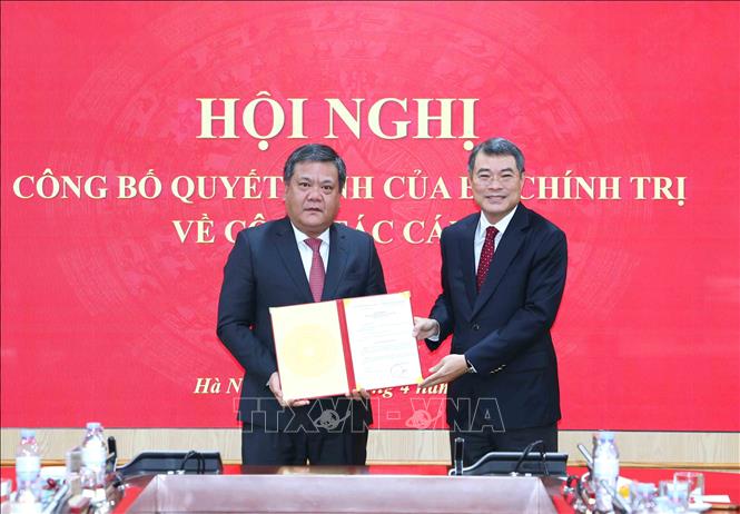 Đồng chí Lê Minh Hưng, Uỷ viên Bộ Bett88 cá cược trực tuyến, Bí thư Trung ương Đảng, Trưởng Ban Tổ chức Trung ương trao Quyết định của Bộ Bett88 cá cược trực tuyến cho đồng chí Trần Phong. Ảnh: Phương Hoa - TTXVN