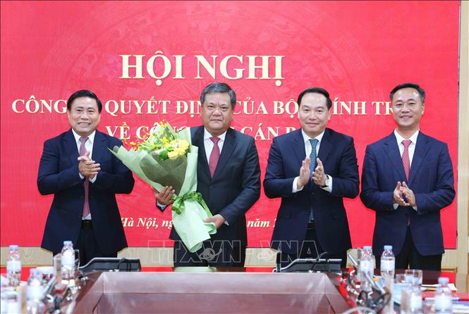 Thường trực Tỉnh uỷ Khánh Hoà tặng hoa chúc mừng đồng chí Trần Phong Ảnh: Phương Hoa - TTXVN