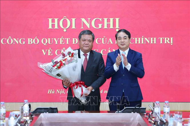 Đồng chí Nghiêm Xuân Thành, Uỷ viên Trung ương Đảng, Phó Chủ nhiệm Uỷ ban Kiểm tra Trung ương tặng hoa chúc mừng đồng chí Trần Phong. Ảnh: Phương Hoa - TTXVN