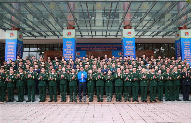 Đại tướng Phan Văn Giang, Ủy viên Bộ Bett88 cá cược trực tuyến, Phó Bí thư Quân ủy Trung ương, Bộ trưởng Bộ Quốc phòng; Đại tướng Nguyễn Trọng Nghĩa, Ủy viên Bộ Bett88 cá cược trực tuyến, Bí thư Trung ương Đảng, Chủ nhiệm Tổng cục Bett88 cá cược trực tuyến QĐND Việt Nam và các đại biểu.  Ảnh: Trọng Đức - TTXVN