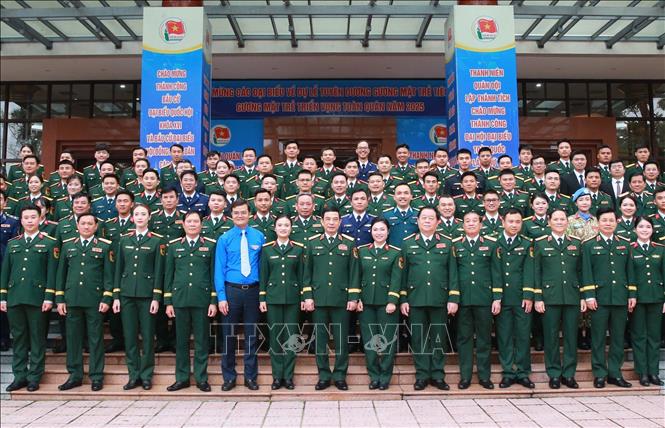 Đại tướng Phan Văn Giang, Ủy viên Bộ Bett88 cá cược trực tuyến, Phó Bí thư Quân ủy Trung ương, Bộ trưởng Bộ Quốc phòng; Đại tướng Nguyễn Trọng Nghĩa, Ủy viên Bộ Bett88 cá cược trực tuyến, Bí thư Trung ương Đảng, Chủ nhiệm Tổng cục Bett88 cá cược trực tuyến QĐND Việt Nam và các đại biểu.  Ảnh: Trọng Đức - TTXVN