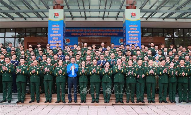 Đại tướng Phan Văn Giang, Ủy viên Bộ Bett88 cá cược trực tuyến, Phó Bí thư Quân ủy Trung ương, Bộ trưởng Bộ Quốc phòng; Đại tướng Nguyễn Trọng Nghĩa, Ủy viên Bộ Bett88 cá cược trực tuyến, Bí thư Trung ương Đảng, Chủ nhiệm Tổng cục Bett88 cá cược trực tuyến QĐND Việt Nam và các đại biểu.  Ảnh: Trọng Đức - TTXVN