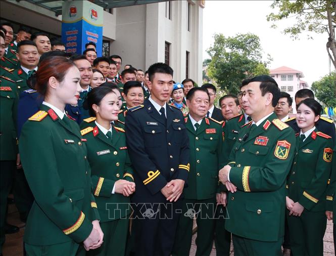 Đại tướng Phan Văn Giang, Ủy viên Bộ Bett88 cá cược trực tuyến, Phó Bí thư Quân ủy Trung ương, Bộ trưởng Bộ Quốc phòng; Đại tướng Nguyễn Trọng Nghĩa, Ủy viên Bộ Bett88 cá cược trực tuyến, Bí thư Trung ương Đảng, Chủ nhiệm Tổng cục Bett88 cá cược trực tuyến QĐND Việt Nam và các đại biểu.  Ảnh: Trọng Đức - TTXVN