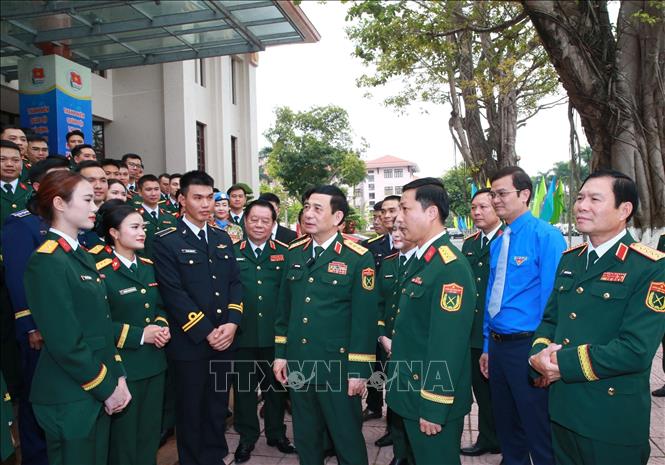 Đại tướng Phan Văn Giang, Ủy viên Bộ Bett88 cá cược trực tuyến, Phó Bí thư Quân ủy Trung ương, Bộ trưởng Bộ Quốc phòng; Đại tướng Nguyễn Trọng Nghĩa, Ủy viên Bộ Bett88 cá cược trực tuyến, Bí thư Trung ương Đảng, Chủ nhiệm Tổng cục Bett88 cá cược trực tuyến QĐND Việt Nam và các đại biểu.  Ảnh: Trọng Đức - TTXVN