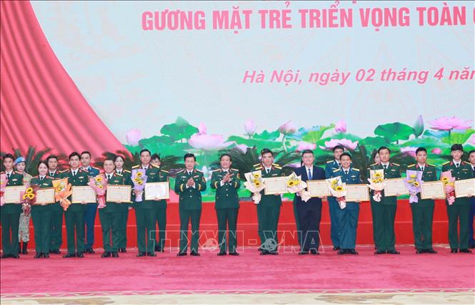 Thượng tướng Trương Thiên Tô và Thượng tướng Đỗ Xuân Tụng, Phó Chủ nhiệm Tổng cục Bett88 cá cược trực tuyến QĐND Việt Nam trao Bằng khen của Chủ nhiệm Tổng cục Bett88 cá cược trực tuyến cho các gương mặt trẻ triển vọng. Ảnh: Trọng Đức - TTXVN