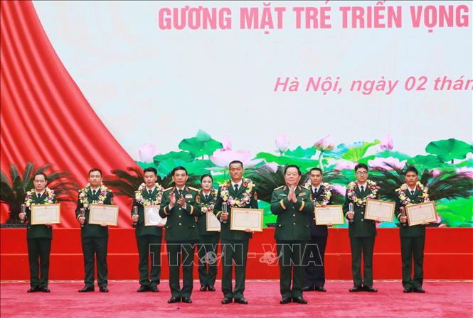 Đại tướng Phan Văn Giang và Đại tướng Nguyễn Trọng Nghĩa trao Bằng khen của Bộ trưởng Bộ Quốc phòng cho các gương mặt tiêu biểu. Ảnh: Trọng Đức - TTXVN