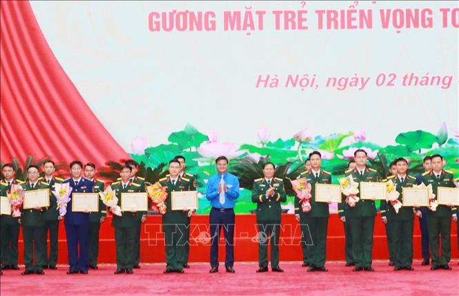 Đại tướng Nguyễn Tân Cương, Ủy viên Trung ương Đảng, Ủy viên Thường vụ Quân ủy Trung ương, Tổng Tham mưu trưởng QĐND Việt Nam, Thứ trưởng Bộ Quốc phòng và ông Bùi Quang Huy, Phó Chủ tịch Ủy ban Trung ương Mặt trận Tổ quốc Việt Nam, Bí thư thứ nhất Trung ương Đoàn trao Bằng khen của Chủ nhiệm Tổng cục Bett88 cá cược trực tuyến QĐND Việt Nam cho các gương mặt trẻ triển vọng. Ảnh: Trọng Đức - TTXVN