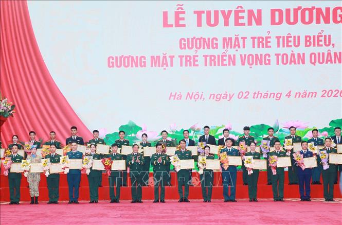 Thượng tướng Trương Thiên Tô và Thượng tướng Đỗ Xuân Tụng, Phó Chủ nhiệm Tổng cục Bett88 cá cược trực tuyến QĐND Việt Nam trao Bằng khen của Chủ nhiệm Tổng cục Bett88 cá cược trực tuyến cho các gương mặt trẻ triển vọng. Ảnh: Trọng Đức - TTXVN
