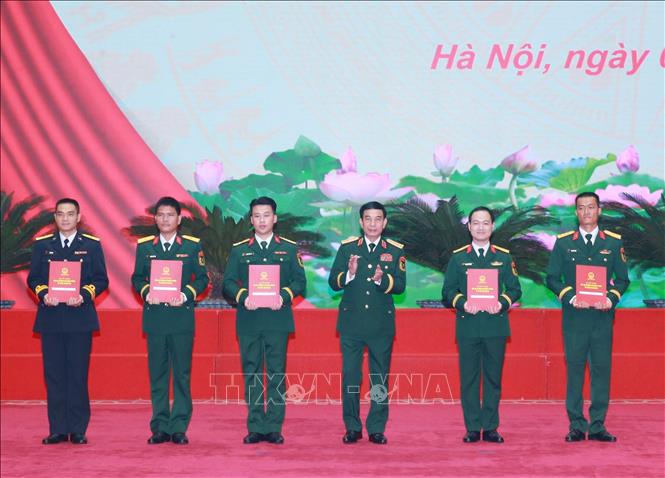  Đại tướng Phan Văn Giang, Ủy viên Bộ Bett88 cá cược trực tuyến, Phó Bí thư Quân ủy Trung ương, Bộ trưởng Bộ Quốc phòng trao Quyết định thăng hàm trước niên hạn cho 5 gương mặt trẻ tiêu biểu. Ảnh: Trọng Đức - TTXVN