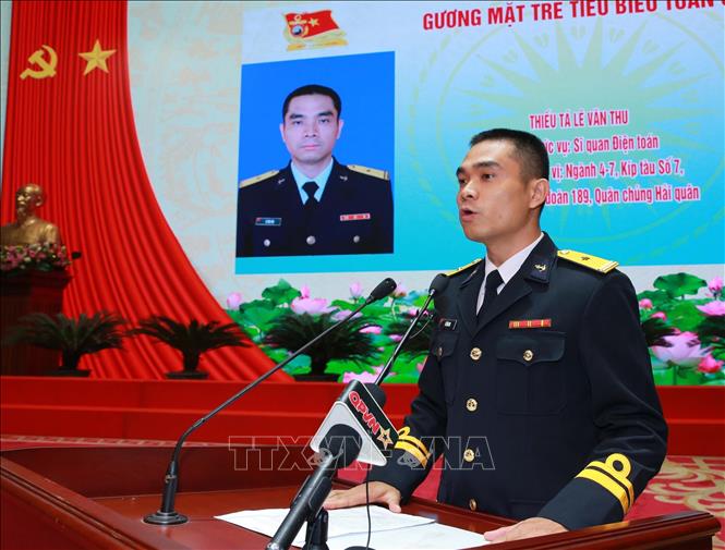Thiếu tá Lê Văn Thu, sĩ quan điện toán kíp tàu số 7, Lữ đoàn 189, Quân chủng Bet88 WorldCup 2026 - đại diện gương mặt trẻ tiêu biểu trình bày tham luận. Ảnh: Trọng Đức - TTXVN
