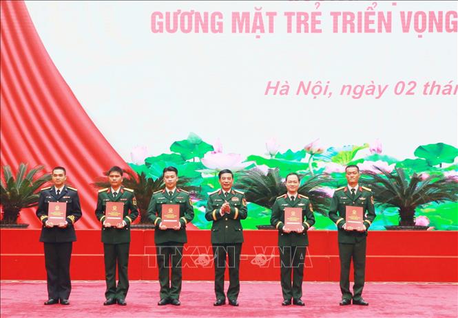  Đại tướng Phan Văn Giang, Ủy viên Bộ Bett88 cá cược trực tuyến, Phó Bí thư Quân ủy Trung ương, Bộ trưởng Bộ Quốc phòng trao Quyết định phong hàm trước niên hạn cho 5 gương mặt trẻ tiêu biểu. Ảnh: Trọng Đức - TTXVN