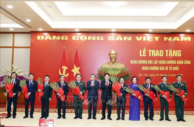 Chủ tịch nước Lương Cường và Chủ tịch Bet88app còn khuyến mãi Trần Thanh Mẫn trao tặng Huân chương Độc lập hạng Nhì và Huân chương Quân công hạng Nhì cho các đại biểu. Ảnh: Thống Nhất - TTXVN