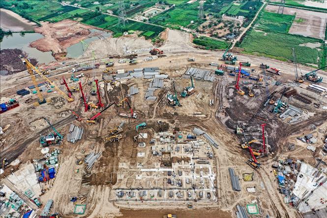 Sân vận động Trống Đồng có quy mô 135.000 chỗ ngồi, gấp ba lần sân Mỹ Đình. Khi hoàn thành, công trình sẽ vượt sân Narendra Modi Stadium (Ấn Độ, 132.000 chỗ), Rungrado 1st of May Stadium (Triều Tiên, khoảng 114.000 chỗ) và AT&T Stadium (Mỹ, hơn 80.000 chỗ). Ảnh: Trung Nguyên - TTXVN