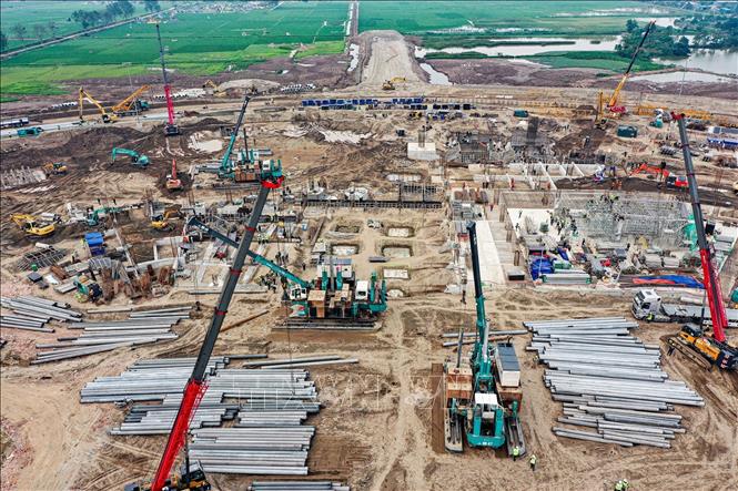 Trên công trường, các cụm móng và cọc bê tông bắt đầu lộ diện, đánh dấu bước tiến quan trọng trong tiến độ thi công. Ảnh: Trung Nguyên - TTXVN