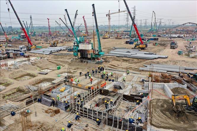 Hàng trăm công nhân được huy động thi công theo nhiều mũi, duy trì nhịp độ liên tục ngay từ những ngày đầu dự án. Ảnh: Trung Nguyên - TTXVN