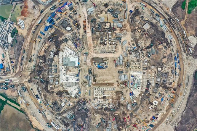 Các hạng mục san lấp mặt bằng được triển khai đồng loạt, trong khi hệ thống đường công vụ, bãi tập kết vật liệu và khu vực thi công chính đã hình thành rõ nét. Ảnh: Trung Nguyên - TTXVN