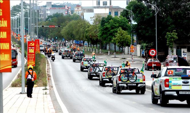  Đoàn xe hậu cần di chuyển phía sau cùng, bảo đảm hỗ trợ kỹ thuật và an toàn cho các tay đua trên chặng 2 (Phú Thọ – Hà Nội, 100 km). Ảnh: Hoàng Hùng - TTXVN