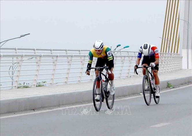 Hai tay đua đi đầu đoàn thể hiện nỗ lực bứt phá, tạo khoảng cách với nhóm phía sau trên chặng 2 (Phú Thọ – Hà Nội, 100 km) của Giải đua xe đạp toàn quốc tranh Cúp Truyền hình TP Hồ Chí Minh lần thứ 38 năm 2026. Ảnh: Hoàng Hùng/TTXVN