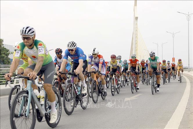  Đoàn đua với sự góp mặt của các vận động viên trong nước và quốc tế đi qua cầu vượt đường sắt thuộc phường Vĩnh Phúc trong chặng 2 (Phú Thọ – Hà Nội, 100 km) của Giải đua xe đạp toàn quốc tranh Cúp Truyền hình TP Hồ Chí Minh lần thứ 38 năm 2026. Ảnh: Hoàng Hùng -TTXVN