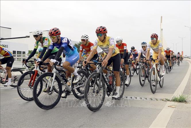 
Các vận động viên tranh tài quyết liệt trên chặng 2 từ Phú Thọ đi Hà Nội, dài 100 km, trong khuôn khổ Giải đua xe đạp toàn quốc tranh Cúp Truyền hình TP Hồ Chí Minh lần thứ 38 năm 2026. Ảnh: Hoàng Hùng -TTXVN

