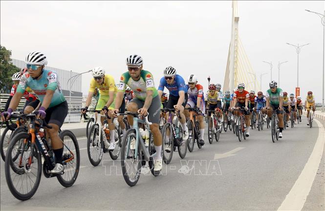 Đoàn đua với sự góp mặt của các vận động viên trong nước và quốc tế đi qua cầu vượt đường sắt thuộc phường Vĩnh Phúc trong chặng 2 (Phú Thọ – Hà Nội, 100 km) của Giải đua xe đạp toàn quốc tranh Cúp Truyền hình TP Hồ Chí Minh lần thứ 38 năm 2026. Ảnh: Hoàng Hùng -TTXVN