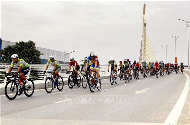 Các tay đua nỗ lực bứt phá, tạo khoảng cách với nhóm phía sau trên chặng 2 (Phú Thọ – Hà Nội, 100 km) của Giải đua xe đạp toàn quốc tranh Cúp Truyền hình TP Hồ Chí Minh lần thứ 38 năm 2026. Ảnh: Hoàng Hùng -TTXVN