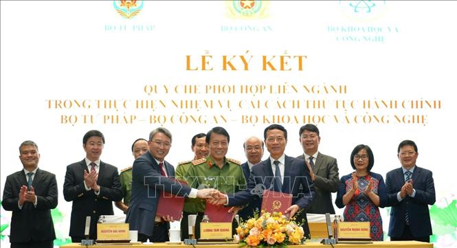 Bộ trưởng các Bộ Công an, Tư pháp, Khoa học và Công nghệ ký Quy chế phối hợp liên ngành trong thực hiện nhiệm vụ cải cách thủ tục hành chính. Ảnh: Chu Thanh Vân - TTXVN