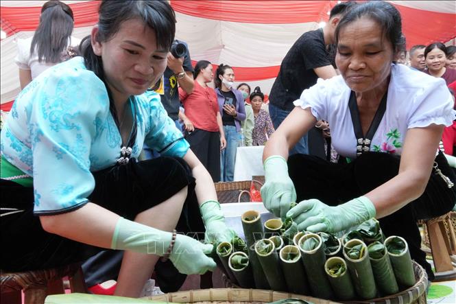 Thi nấu cơm lam. Ảnh: Nguyễn Oanh-TTXVN