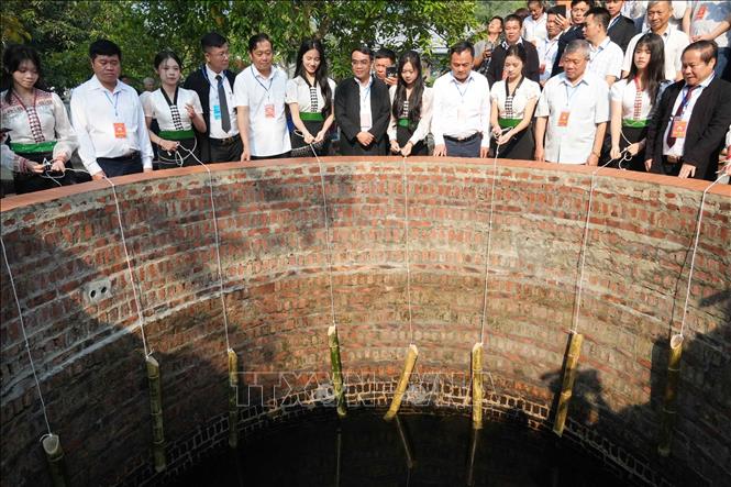 Các cô gái Thái múc nước tại nơi Nàng Han tắm gội sau khi đánh thắng giặc trước khi bay về trời. Ảnh: Nguyễn Oanh-TTXVN