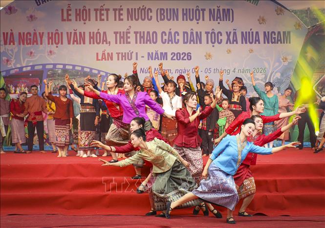 Trình diễn những điệu múa Bett88 Làm giàu đẳng cấp Lào tại ngày hội. Ảnh: Xuân Tư - TTXVN