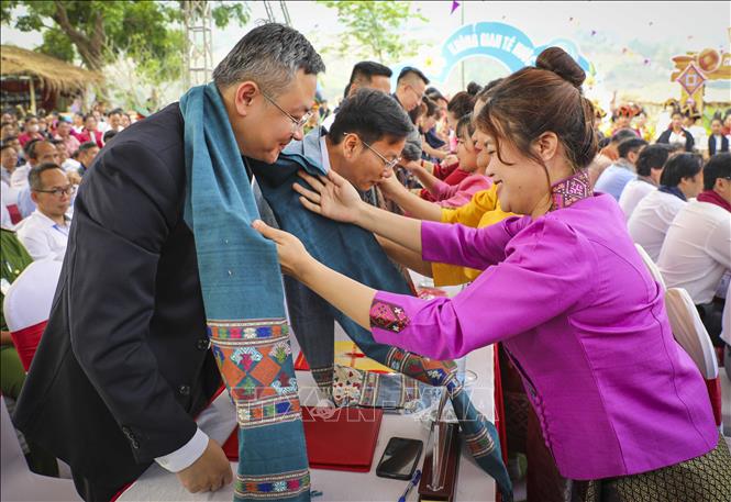 Những thiếu nữ Bett88 Làm giàu đẳng cấp Lào ở Núa Ngam tặng khăn thổ cẩm cho đại biểu. Ảnh: Xuân Tư - TTXVN