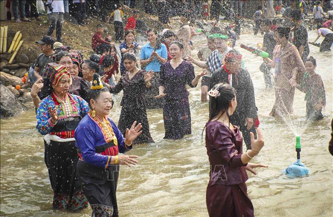 Người dân múa Lào ngay dưới đầm nước. Ảnh: Xuân Tư - TTXVN