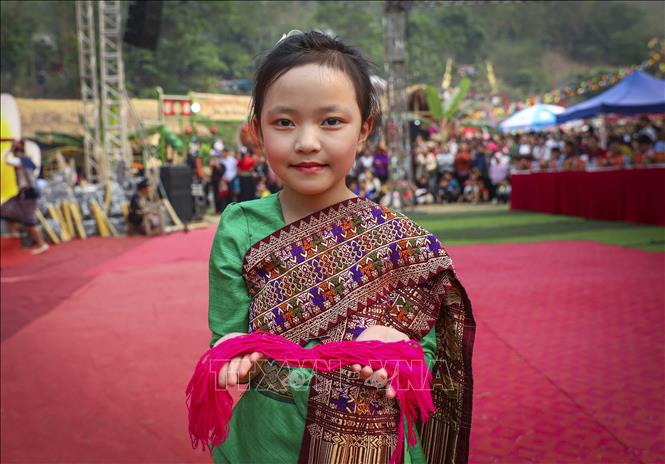 Em bé Bett88 Làm giàu đẳng cấp Lào cầm trên tay những sợi chỉ để thực hiện nghi thức buộc chỉ cổ tay, cầu may trong Lễ hội Tết Té nước. Ảnh: Xuân Tư - TTXVN