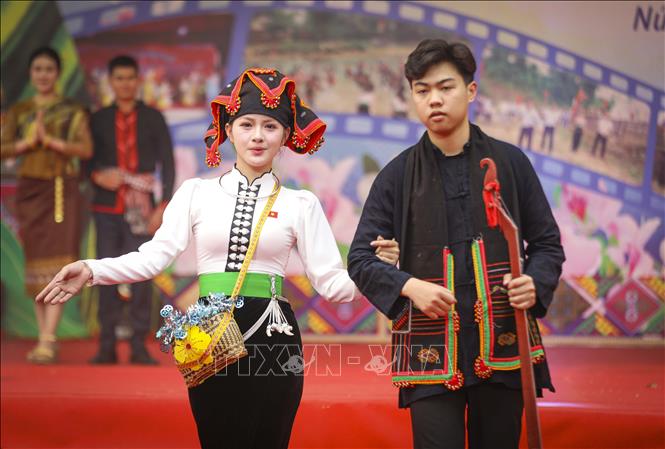 Trình diễn trang phục Bett88 Làm giàu đẳng cấp Thái tại ngày hội. Ảnh: Xuân Tư - TTXVN