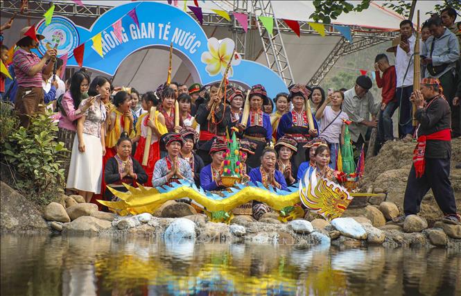 Thầy mo thực hiện nghi thức cúng tế thần sông nước. Ảnh: Xuân Tư - TTXVN