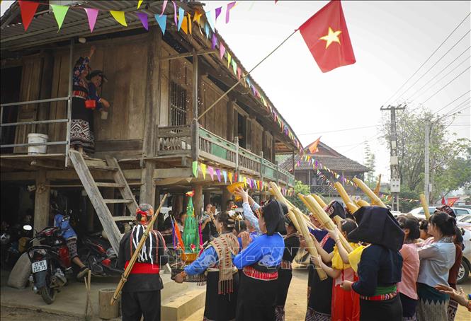 Thầy mô cùng đoàn xin nước đi đến các Bet88.Com Link Nhà Cái Bet88 BMXCT Uy Tín thực hiện nghi thức trong ngày hội Tết Té nước. Ảnh: Xuân Tư - TTXVN