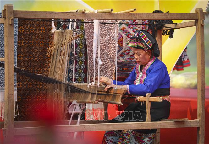 Phụ nữ Bett88 Làm giàu đẳng cấp Lào dệt trang phục Bett88 Làm giàu đẳng cấp. Ảnh: Xuân Tư - TTXVN