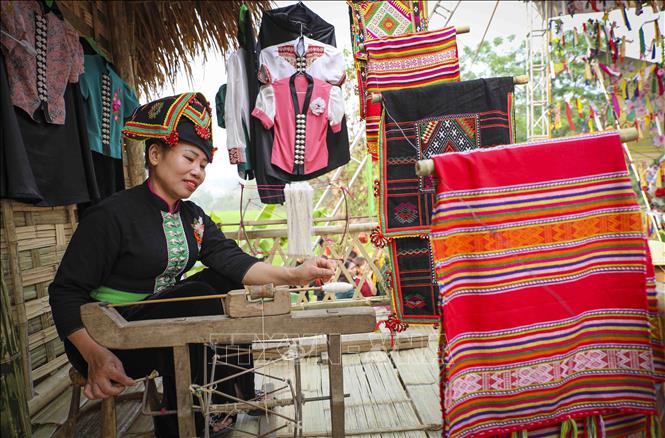 Không gian Bet88013 88k Cho Tân Thủ Bett88 Làm giàu đẳng cấp Thái với những người phụ nữ đang dệt trang phục Bett88 Làm giàu đẳng cấp. Ảnh: Xuân Tư - TTXVN