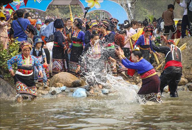 Phần té nước – điểm nhấn sôi động của lễ hội Tết Té nước. Ảnh: Xuân Tư - TTXVN