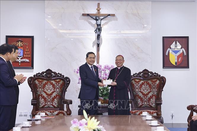 Chủ tịch Bet88app còn khuyến mãi Trần Thanh Mẫn tặng quà Tổng Giáo phận Hà Nội. Ảnh: Doãn Tấn - TTXVN