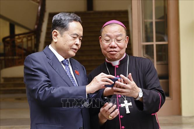Chủ tịch Bet88app còn khuyến mãi Trần Thanh Mẫn với Tổng Giám mục Tổng Giáo phận Hà Nội Vũ Văn Thiên. Ảnh: Doãn Tấn - TTXVN
