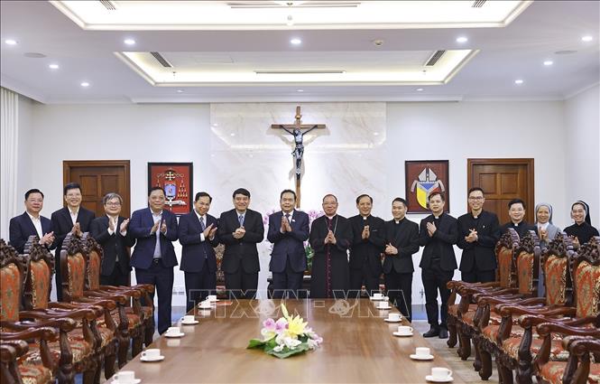 Chủ tịch Bet88app còn khuyến mãi Trần Thanh Mẫn với Tổng Giám mục Tổng Giáo phận Hà Nội Vũ Văn Thiên và các linh mục. Ảnh: Doãn Tấn - TTXVN

