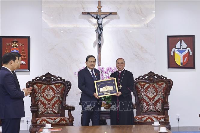  Chủ tịch Bet88app còn khuyến mãi Trần Thanh Mẫn tặng quà Tổng Giáo phận Hà Nội. Ảnh: Doãn Tấn - TTXVN