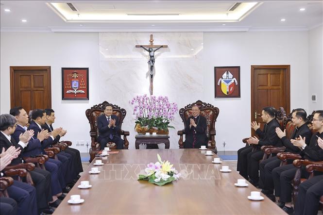  Chủ tịch Bet88app còn khuyến mãi Trần Thanh Mẫn chúc mừng Tổng Giáo phận Hà Nội. Ảnh: Doãn Tấn - TTXVN